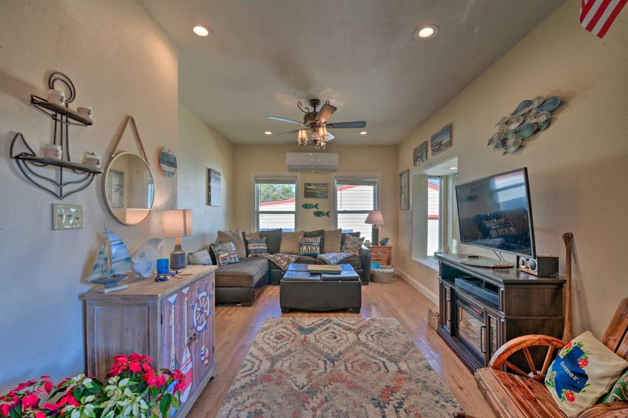 Holiday home Charming Creek With Pool Access And Decks