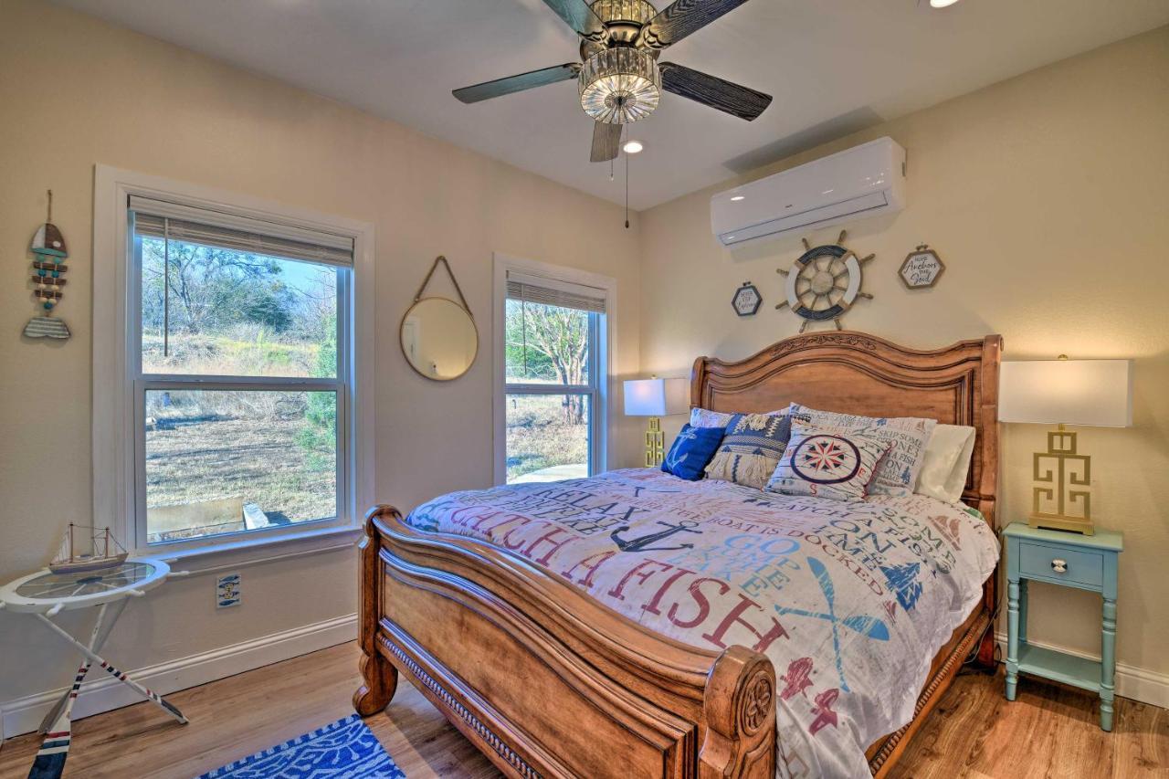 Holiday home Charming Creek With Pool Access And Decks