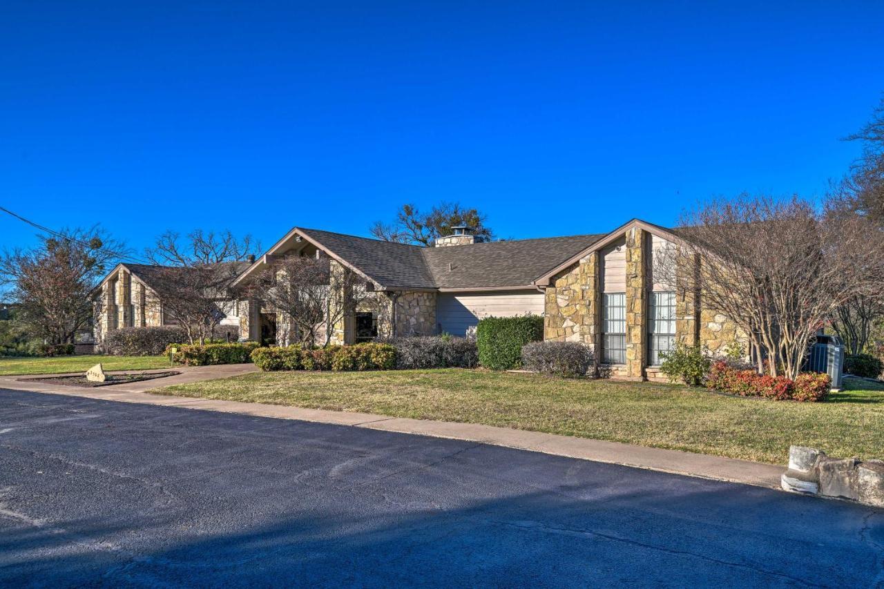 Holiday home Charming Creek With Pool Access And Decks