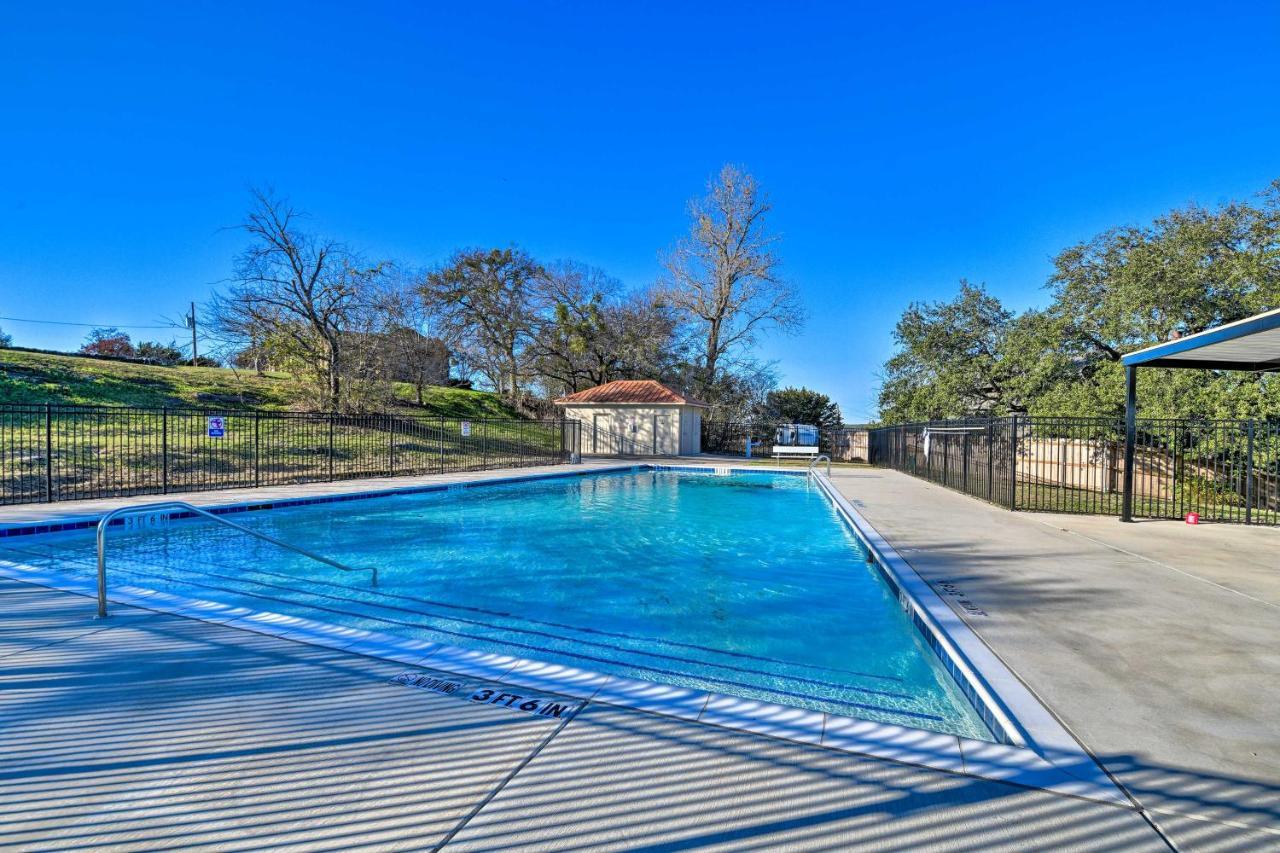 Holiday home Charming Creek With Pool Access And Decks *