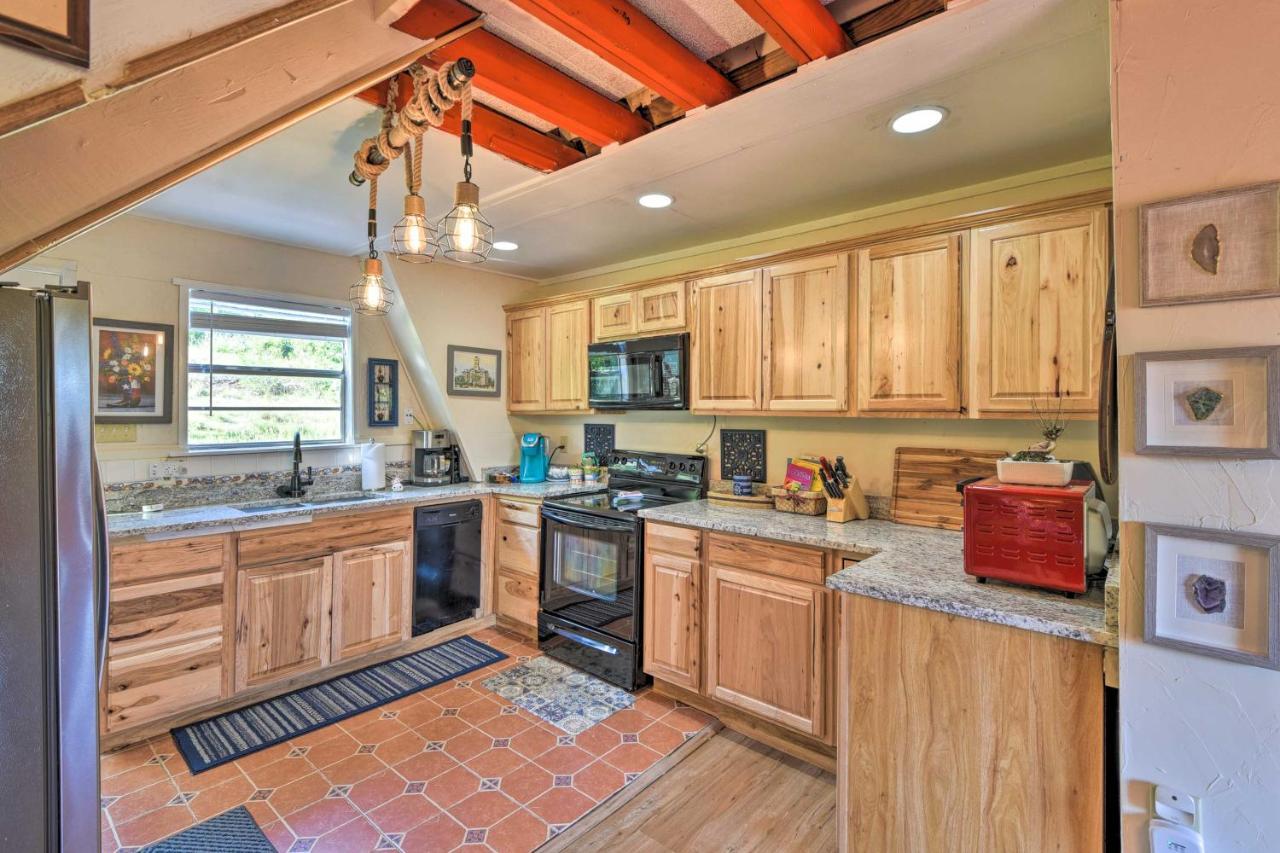 Holiday home Charming Creek With Pool Access And Decks