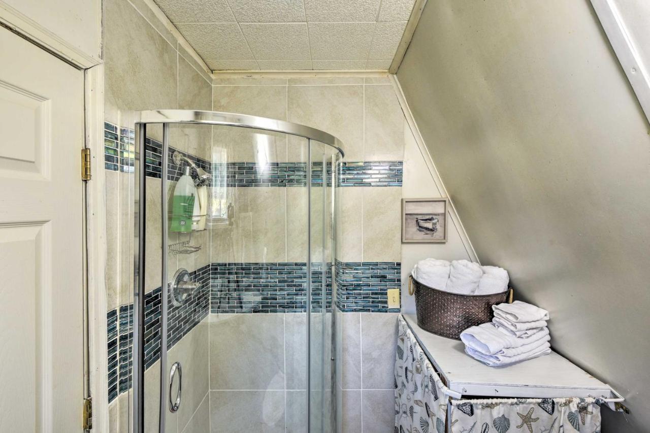 Charming Creek With Pool Access And Decks *