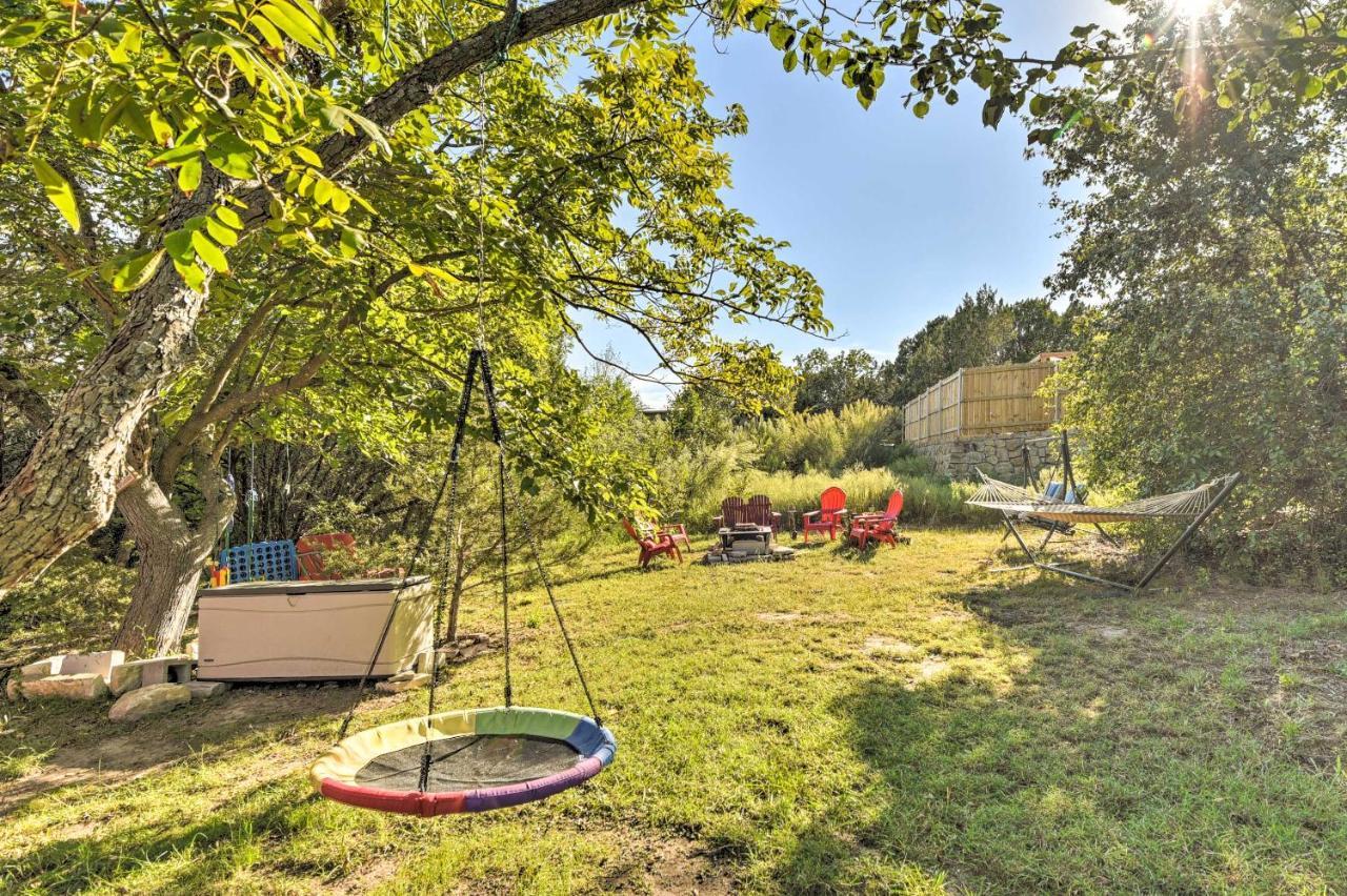 Holiday home Charming Creek With Pool Access And Decks