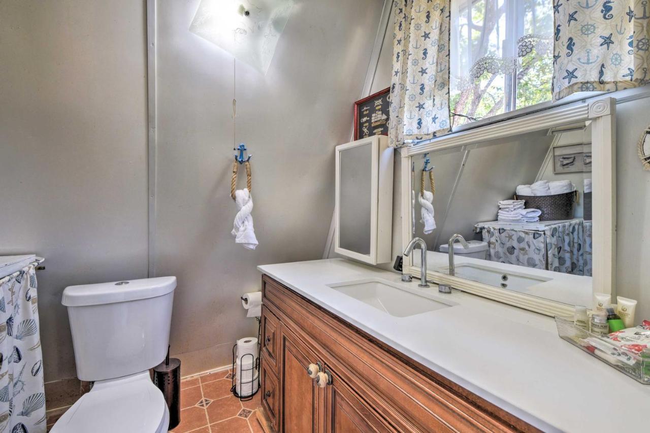 Charming Creek With Pool Access And Decks Holiday home