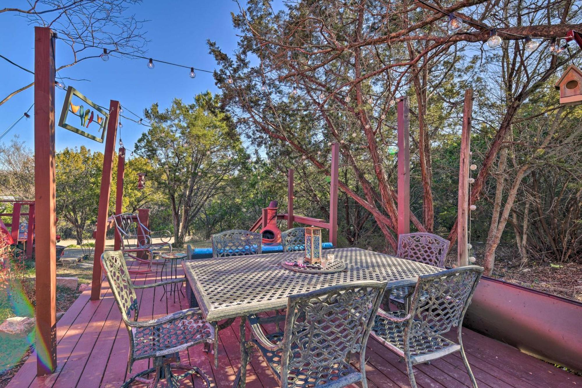 Charming Creek With Pool Access And Decks *