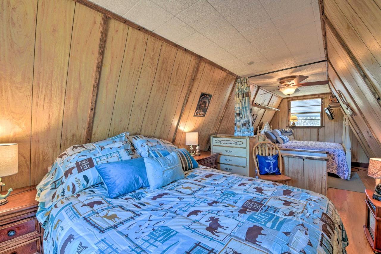 Charming Creek With Pool Access And Decks *