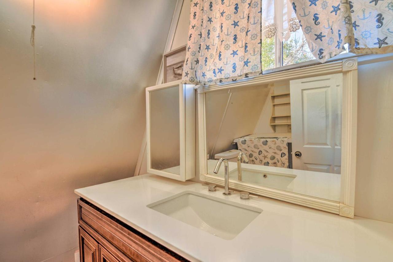 Holiday home Charming Creek With Pool Access And Decks Granbury
