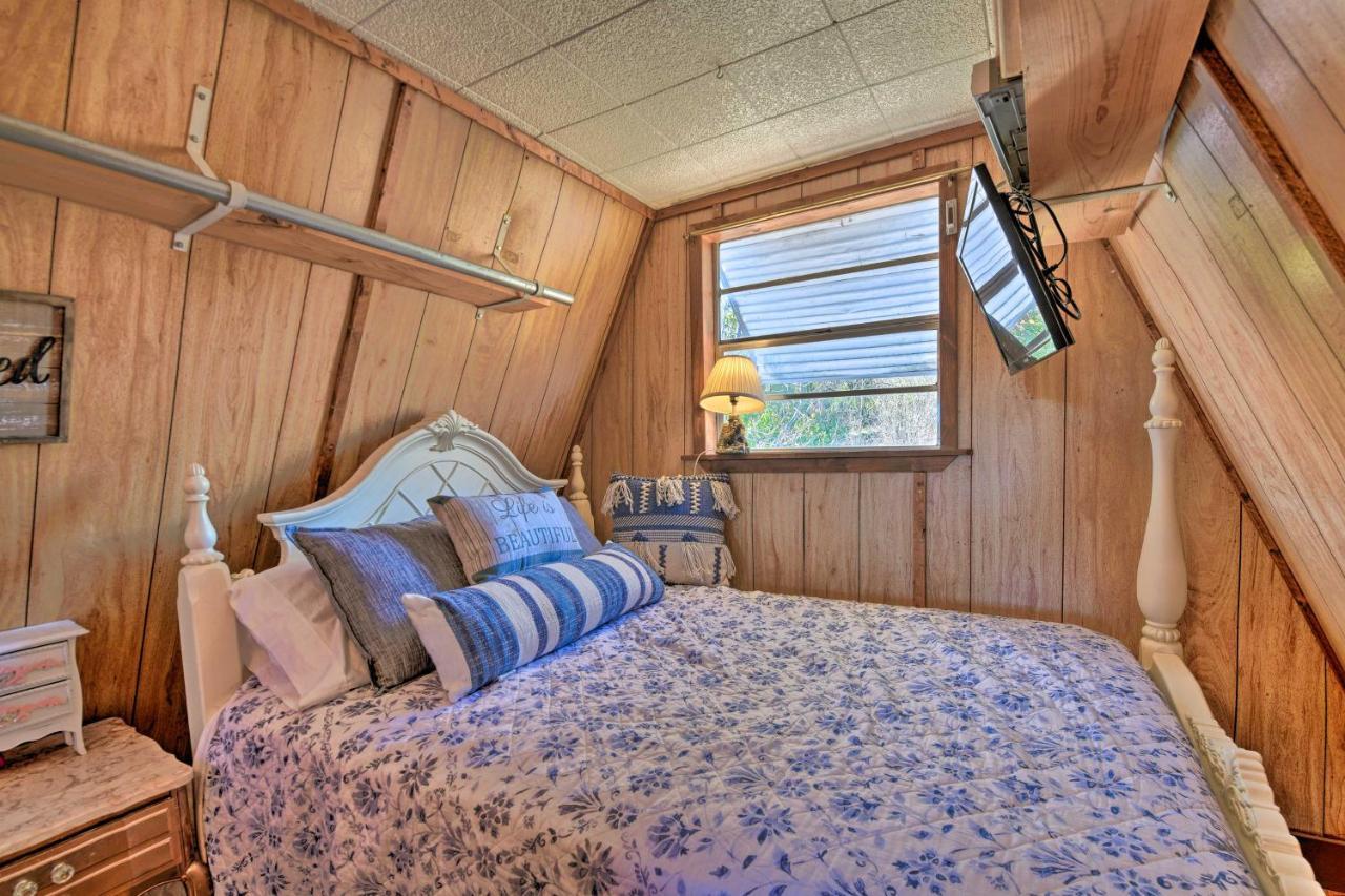 Charming Creek With Pool Access And Decks Holiday home