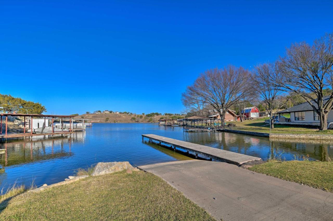 Holiday home Charming Creek With Pool Access And Decks